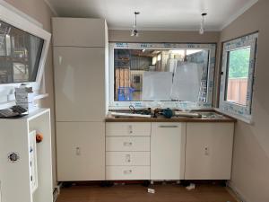 cocina con fregadero y ventana en Tiny House Max, en Fedderwardersiel