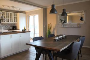 Kuchyň nebo kuchyňský kout v ubytování Wohnung EG im Einfachmeerferienhaus