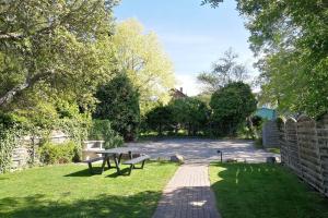 - un parc avec une table de pique-nique dans l'herbe dans l'établissement Landhaus am Ufer - Wohnung 4, à Heiligenhafen