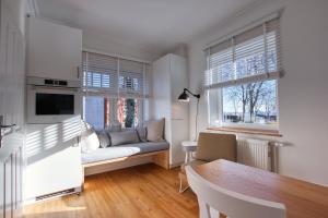 sala de estar con sofá y mesa en Landhaus am Ufer - Wohnung 1, en Heiligenhafen