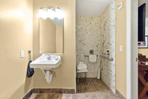 Koupelna v ubytování Marin Suites Hotel