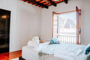 - une chambre avec un grand lit et une grande fenêtre dans l'établissement Charming & Spacious Apt W/ Views @ Old San Juan, à San Juan