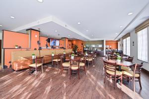 um restaurante com mesas e cadeiras num quarto em Sleep Inn & Suites Austin – Tech Center em Austin