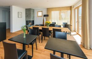 a dining room with tables and chairs at Guarda Lodge in Guarda