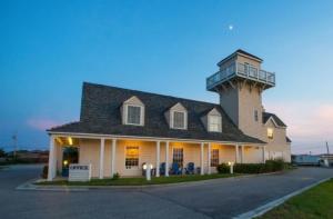 einen Leuchtturm an der Seite eines Hauses in der Unterkunft Hatteras Island Inn in Buxton