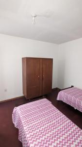 1 dormitorio con 2 camas y vestidor en una habitación en Posada Pueyrredón Chacras en Luján de Cuyo