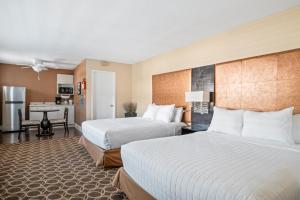 Postel nebo postele na pokoji v ubytování Marin Suites Hotel