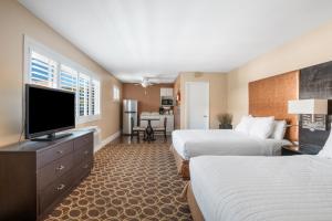 TV a/nebo společenská místnost v ubytování Marin Suites Hotel