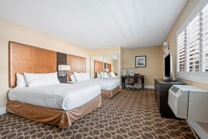 Postel nebo postele na pokoji v ubytování Marin Suites Hotel