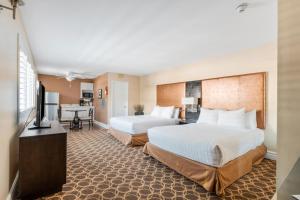 Postel nebo postele na pokoji v ubytování Marin Suites Hotel