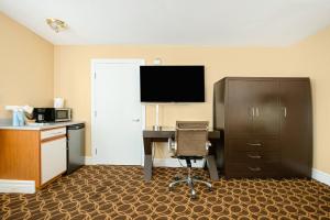 Kuchyň nebo kuchyňský kout v ubytování Marin Suites Hotel