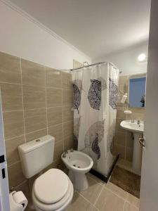 La salle de bains est pourvue de toilettes et d'un lavabo. dans l'établissement Departamento céntrico con garaje, cocina, WIFI, à Concordia