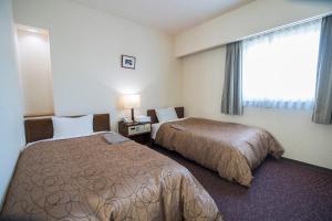 福岡市にある南福岡グリーンホテル-Minami Fukuoka Green Hotelのベッドが2つと窓があるホテルの部屋 +37枚の写真