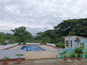 Bazén v ubytování Cabaña Bugambilla - Villeta nebo v jeho okolí