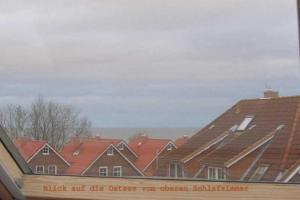 een groep huizen met rode daken bij Apartmentvermittlung Mehr als Meer - Objekt 74 in Niendorf