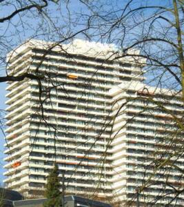 ein großes weißes Gebäude mit vielen Fenstern in der Unterkunft Apartmentvermittlung Mehr als Meer - Objekt 4 in Timmendorfer Strand