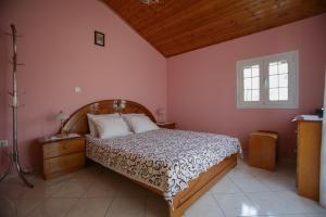 a bedroom with a bed and a window at Casa de Calma in Argostoli