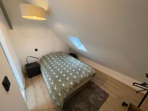 Kleines Zimmer mit einem Bett im Dachgeschoss in der Unterkunft Le Mouscoul de Saint Guénolé in Penmarcʼh