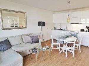 Il comprend un salon avec un canapé et une table. dans l'établissement Apartmentvermittlung Mehr als Meer - Objekt 26, à Timmendorfer Strand