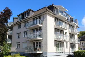 un immeuble d'appartements avec balcon sur le côté. dans l'établissement Apartmentvermittlung Mehr als Meer - Objekt 26, à Timmendorfer Strand