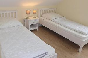 two beds sitting next to each other in a bedroom at Apartmentvermittlung Mehr als Meer - Objekt 24 in Niendorf