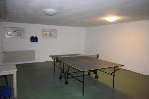 a ping pong table in the corner of a room at Apartmentvermittlung Mehr als Meer - Objekt 78 in Niendorf