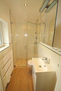 a bathroom with a shower and a toilet and a sink at Apartmentvermittlung Mehr als Meer - Objekt 1 in Timmendorfer Strand