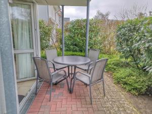 a table and chairs sitting on a patio at Apartmentvermittlung Mehr als Meer - Objekt 65 in Niendorf