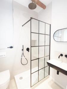 baño con cabina de ducha de cristal y aseo en Objekt 38, en Niendorf