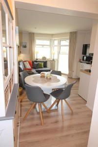 a living room with a white table and chairs at Apartmentvermittlung Mehr als Meer - Objekt 48 in Niendorf