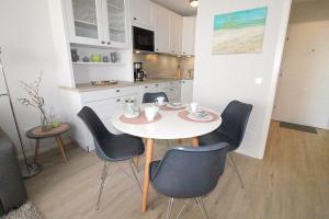 eine Küche mit einem Tisch und Stühlen im Zimmer in der Unterkunft Appartementvermittlung Mehr als Meer Objekt 36 in Niendorf