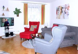 a living room with a couch and two chairs at Apartmentvermittlung Mehr als Meer - Objekt 73 in Niendorf