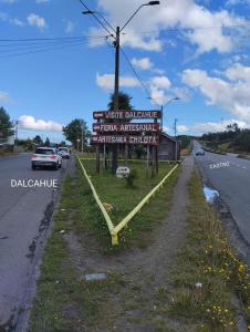 een bord aan de kant van een weg bij Alojamiento aeropuerto mocopulli 
