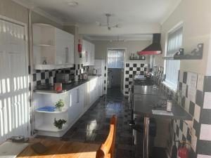 A kitchen or kitchenette at Spacious 5 bedroom, 2 Living Room, Games Room