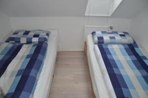 2 Betten nebeneinander in einem Zimmer in der Unterkunft Ferienwohnung Herzmuschel in Cuxhaven