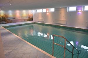 ein großer Pool in einem Gebäude in der Unterkunft Ferienwohnung Meerzeit in Cuxhaven
