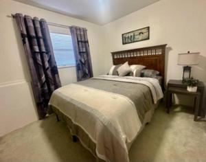 Un dormitorio con una cama grande y una ventana en River View Ranch, 