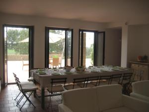 a dining room with a table and chairs at Il Giardino nell'Orto in Vetralla
