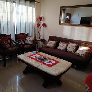 a living room with a couch and a coffee table at Casa dos dormitorios in Iquique