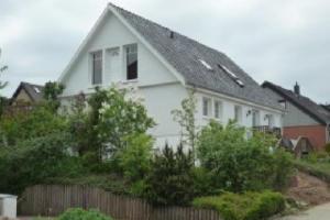 una casa blanca con una valla delante en Nixe, en Scharbeutz
