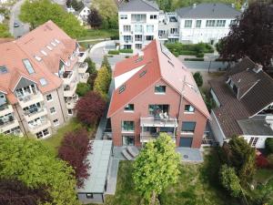 une vue aérienne sur une maison dans un quartier résidentiel dans l'établissement SeeSuite, à Scharbeutz