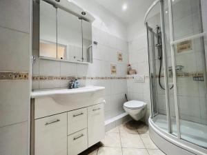 a bathroom with a sink and a shower and a toilet at Bellevue Nr. 17 in Scharbeutz