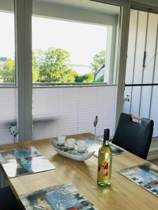 シャルボイツにあるWohnresidenz Barke App. 19の木製テーブルに座るワイン1本