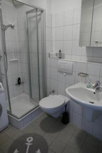 シャルボイツにあるWohnresidenz Barke App. 19のバスルーム(シャワー、トイレ、シンク付)