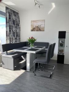 uma sala de estar com uma mesa e uma cadeira em Bellevue Nr. 35 em Scharbeutz