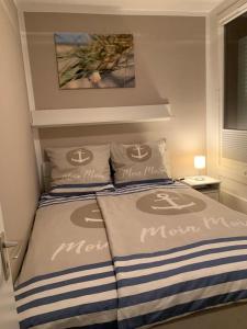 um quarto com uma cama com duas almofadas em Bellevue Nr. 35 em Scharbeutz