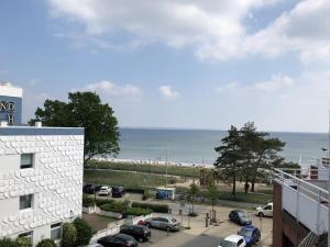 Blick auf einen Parkplatz neben einem Strand in der Unterkunft Hansastr. 1 W12 in Scharbeutz