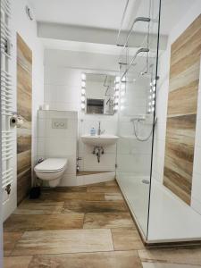 シャルボイツにあるMareのバスルーム(トイレ、洗面台、シャワー付)