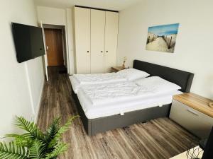 ein Schlafzimmer mit einem großen Bett in einem Zimmer in der Unterkunft Mare in Scharbeutz
