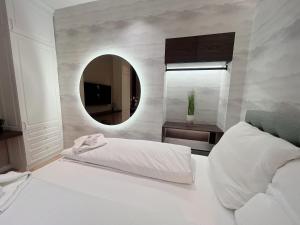 Кровать или кровати в номере Zeus Design Cosmopolitan Studio ※1A
